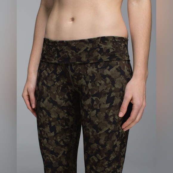 Lululemon Wunder Under Crop II Full On Luon Roll Down
Mystic Jungle *Flawed* - Picture 4 of 14
